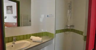 salle-de-bain-brit-azur-hotel-saint-andré-de-la-marche-angers-nantes-anjou-osezm salle-de-bain-brit-azur-hotel-saint-andré-de-la-marche-angers-nantes-anjou-osezm