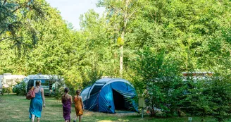 Emplacement nu - Camping le Pont des Fées de Baugé-en-Anjou Emplacement nu - Camping le Pont des Fées de Baugé-en-Anjou