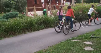 Enfants et vélos Camping Au Bord de Loire - Camping Au Bord de Loire_10 Enfants et vélos Camping Au Bord de Loire - Camping Au Bord de Loire_10