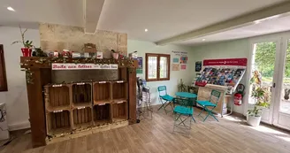 Camping La Vallée des Vignes - Espace détente accueil.jpg - Espace détente et boîte aux lettres_4 Camping La Vallée des Vignes - Espace détente accueil.jpg - Espace détente et boîte aux lettres_4
