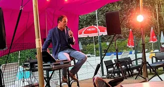 Camping La Vallée des Vignes - Soirée chanteur.jpg - Soirée Crooner_10 Camping La Vallée des Vignes - Soirée chanteur.jpg - Soirée Crooner_10