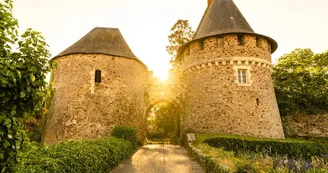 Porte tours d'entrée citadelle Champtoceaux, coucher de soleil Porte tours d'entrée citadelle Champtoceaux, coucher de soleil