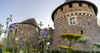 Porte tours d'entrée citadelle Champtoceaux, fleurs Porte tours d'entrée citadelle Champtoceaux, fleurs