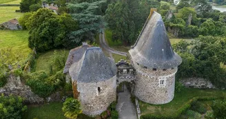 Vue aérienne de l'entrée de la citadelle de Champtoceaux Vue aérienne de l'entrée de la citadelle de Champtoceaux