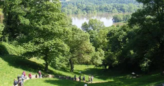 Sentier avec vue sur la Loire, coulée de la Luce, Champtoceaux Sentier avec vue sur la Loire, coulée de la Luce, Champtoceaux