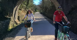 Location de vélos classiques et électriques avec Balazuc Loisirs