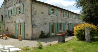 Le gîte "Côté Grenouilles" au hameau de Sainte-Mégrine, à Coulon