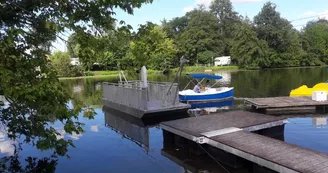 bac de traversée de la rivière