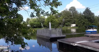 bac de traversée de la rivière