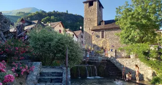 Rivière L'Arricq, possibilité de baignade dans le village Rivière L'Arricq, possibilité de baignade dans le village