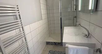 domaine-ecrin-lumiere-salle-bain-campsegret-tourisme