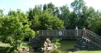 Le petit pont en bois à la base de loisirs