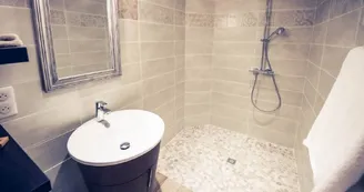 SDB chambre rotin.jpg