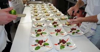 préparation de plusieurs assiettes