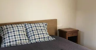 Au repos des vignes : chambre balnéo Au repos des vignes : chambre balnéo