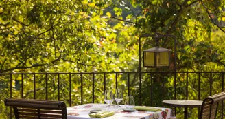 Table dressée restaurant Oliba Château de Riell Table dressée restaurant Oliba Château de Riell