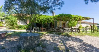Location de salles Chez Tata Simone à Mouriès Vue extérieure