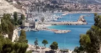 Vue des plages de Corbieres à Marseille.jpg