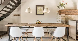 vakantiehuis-bourgogne-la-bastide-woonkamer-eettafel-industrieel-interieur-136
