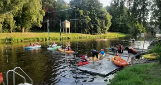 Devant le club de canoë-kayak Devant le club de canoë-kayak