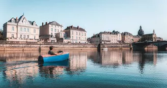 Bateau_Dandy_sur_la_Mayenne-La_Mayenne_(riviere)_Chateau-Gontier-CP-Lezbroz_-_Teddy_Verneuil_-_Mayenne_Tourisme Bateau_Dandy_sur_la_Mayenne-La_Mayenne_(riviere)_Chateau-Gontier-CP-Lezbroz_-_Teddy_Verneuil_-_Mayenne_Tourisme