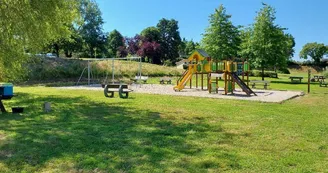 Aire de pique-nique au plan d'eau de Saint-Jean Sur Erve avec jeux pour enfants Aire de pique-nique au plan d'eau de Saint-Jean Sur Erve avec jeux pour enfants
