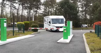 Aire CAMPING-CAR PARK de Montfort-le-Gesnois, Les Sittelles Aire CAMPING-CAR PARK de Montfort-le-Gesnois, Les Sittelles