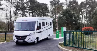 Aire CAMPING-CAR PARK de Montfort-le-Gesnois, Les Sittelles Aire CAMPING-CAR PARK de Montfort-le-Gesnois, Les Sittelles