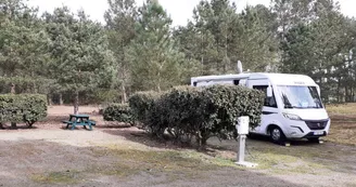 Aire CAMPING-CAR PARK de Montfort-le-Gesnois, Les Sittelles Aire CAMPING-CAR PARK de Montfort-le-Gesnois, Les Sittelles