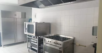 Gîte de groupe Domaine de Meslay - Fyé - cuisine professionnelle équipée