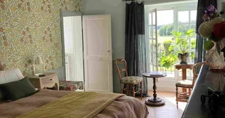 Chambre Cour CarréeLitCheminéeFenêtre