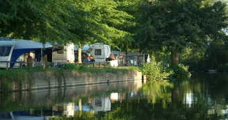 Camping du Val de Sarthe - Beaumont-sur-Sarthe - emplacements en bord de rivière