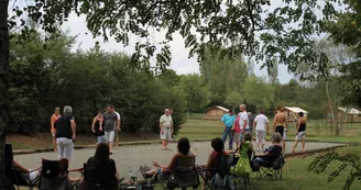 Partie de pétanque sur l'un des boulodromes du Domaine Partie de pétanque sur l'un des boulodromes du Domaine