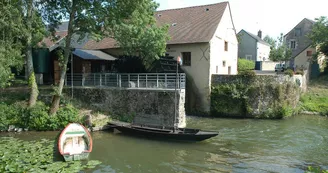 Extérieur du moulin de la Bruère Extérieur du moulin de la Bruère