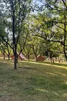2 tentes dans le pré verger installées par un groupe