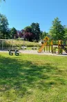 Aire de pique-nique au plan d'eau de Saint-Jean Sur Erve avec jeux pour enfants