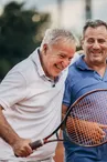 Amis jouant au tennis